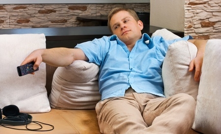 Image credit: <a data-cke-saved-href= Man hangt voor de televiesie